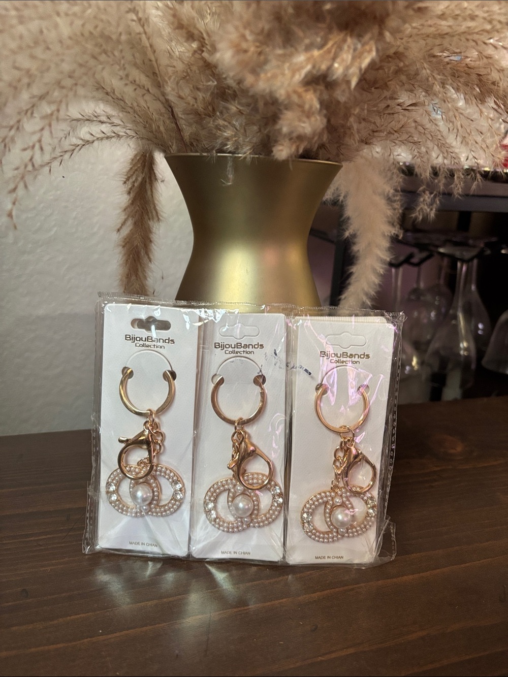 gold-toned 6 pack handbag charm pearl and rhinestone "OO" de wholesale lot